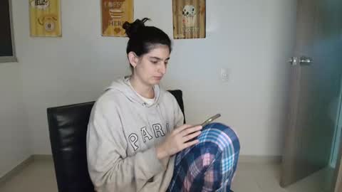 Snapshot of hollyshit_ chatting on 10-24-25, 02:52 hollyshit_ online show from 10-24-25, 02:52