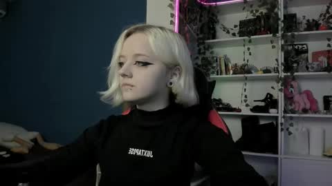 Snapshot of holy_mistresss chatting on 11-18-25, 09:25 holy_mistresss online show from 11-18-25, 09:25