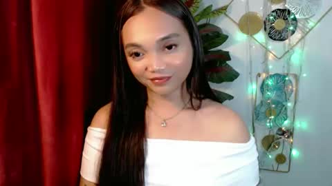 Snapshot of holy_shine chatting on 12-19-25, 01:01 Bella online show from 12-19-25, 01:01