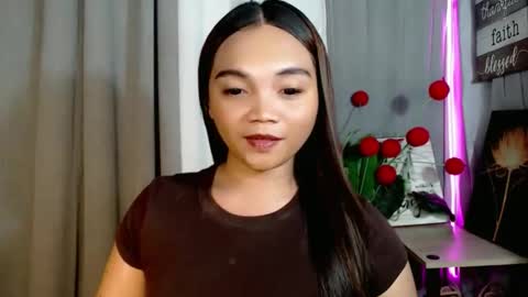 Snapshot of holy_shine chatting on 05-22-26, 12:00 Bella online show from 05-22-26, 12:00