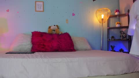 Snapshot of honey_fox01 chatting on 01-08-25, 09:00 HONEY online show from 01-08-25, 09:00