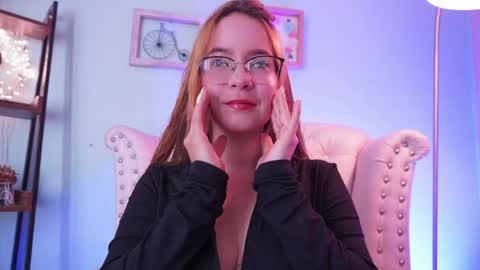 Snapshot of honey_fox01 chatting on 04-07-26, 11:54 HONEY online show from 04-07-26, 11:54