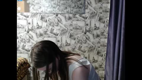 Snapshot of honey_mood chatting on 02-25-25, 03:05 Lina online show from 02-25-25, 03:05