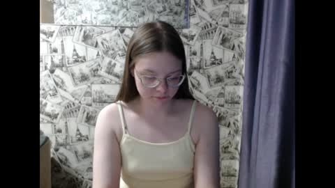 Snapshot of honey_mood chatting on 03-04-25, 02:42 Lina online show from 03-04-25, 02:42