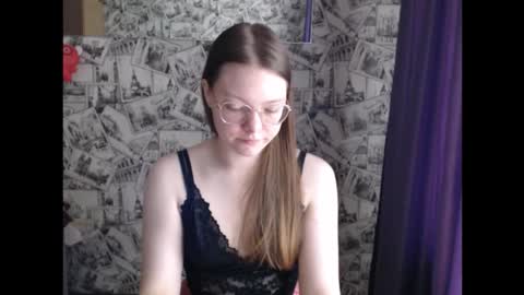 Snapshot of honey_mood chatting on 09-15-25, 09:31 Lina online show from 09-15-25, 09:31