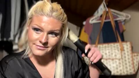 Snapshot of honeybuhnny chatting on 02-21-26, 02:23 honeybuhnny online show from 02-21-26, 02:23