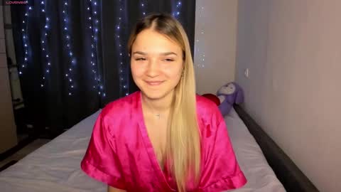 Snapshot of honeybunnyyy_ chatting on 03-27-26, 08:30 HoneyBunny online show from 03-27-26, 08:30