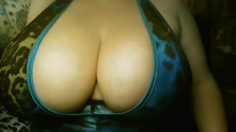 Snapshot of honeychambers chatting on 09-12-25, 10:21 honeychambers online show from 09-12-25, 10:21