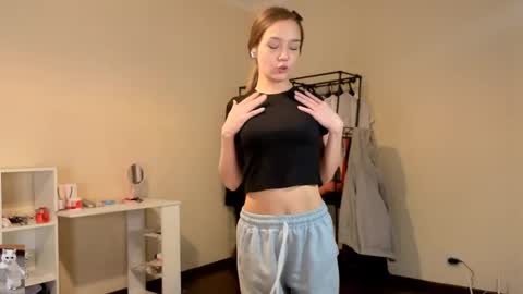 Snapshot of honeycomfya chatting on 04-01-26, 02:25 Masha online show from 04-01-26, 02:25