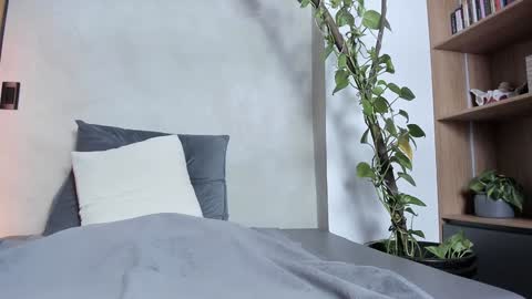 Sofia independent model online show from 12-24-24, 11:17