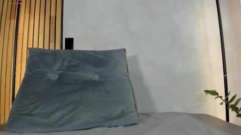 Sofia independent model online show from 12-18-25, 11:38