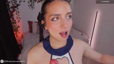 Snapshot of honeymoontea chatting on 02-25-25, 11:44 online show from 02-25-25, 11:44