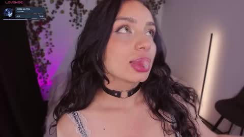 Snapshot of honeymoontea chatting on 03-11-25, 10:31 online show from 03-11-25, 10:31