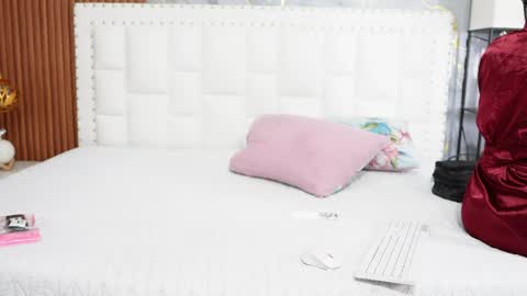Khloe  online show from 05-19-26, 01:44