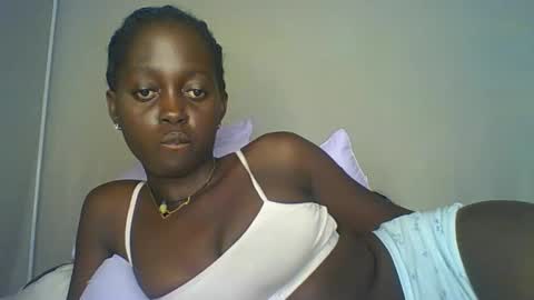 Snapshot of hornybella4 chatting on 10-29-25, 02:19 Bella online show from 10-29-25, 02:19