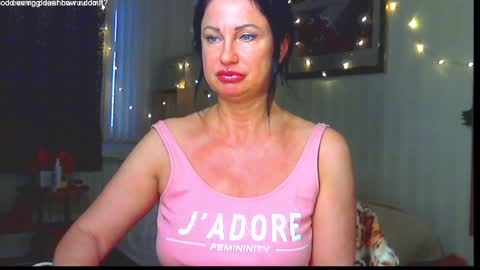 Snapshot of hornymommy69_ chatting on 01-11-25, 01:01 Monica online show from 01-11-25, 01:01