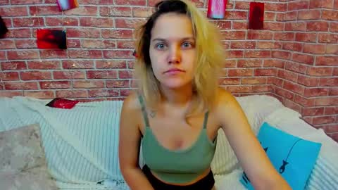 Snapshot of hot___jess chatting on 09-10-25, 03:17 Jessica online show from 09-10-25, 03:17