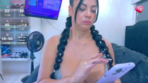 Snapshot of hot_beauty__ chatting on 11-08-25, 01:00 VALENTINA online show from 11-08-25, 01:00