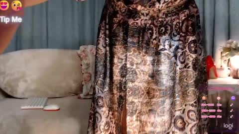 Snapshot of hot_best_lovers_ chatting on 02-14-25, 05:03 Liza online show from 02-14-25, 05:03