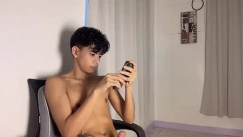 Snapshot of hot_cuteboy02 chatting on 12-20-25, 01:23 Kim online show from 12-20-25, 01:23