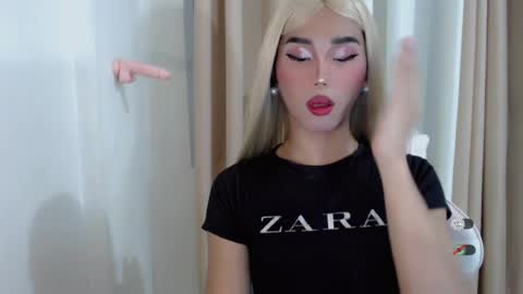 Snapshot of hot_khianna chatting on 06-28-26, 02:45 Khianna online show from 06-28-26, 02:45