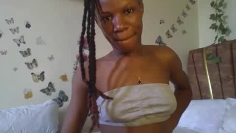 Snapshot of hot_petite100 chatting on 10-16-25, 10:16 hot petite100 online show from 10-16-25, 10:16