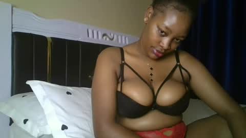 Snapshot of hot_sexxxy_bitch chatting on 06-12-26, 12:53 Amanda online show from 06-12-26, 12:53