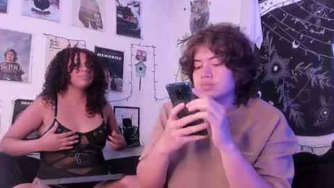 Snapshot of hothoneychile chatting on 09-17-25, 02:30 Sam and Nico online show from 09-17-25, 02:30