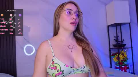Snapshot of hotpawgmilf chatting on 06-18-26, 11:53 Sussy Bloom online show from 06-18-26, 11:53