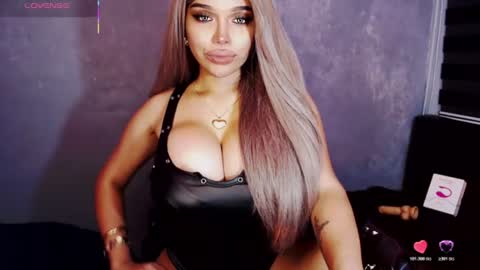 Snapshot of hotsexyhugetrans chatting on 06-30-26, 10:05 Marga Avery online show from 06-30-26, 10:05