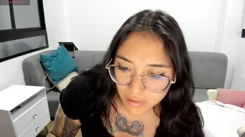 Snapshot of hottbee1 chatting on 10-21-25, 01:17 AMY online show from 10-21-25, 01:17