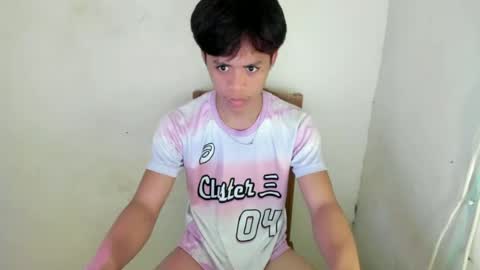 Snapshot of hottie_migs chatting on 06-10-26, 12:11 hottie_migs online show from 06-10-26, 12:11