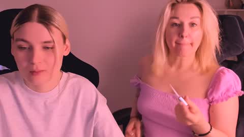 Nessie and Jessie online show from 01-01-25, 01:37