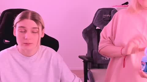 Nessie and Jessie online show from 01-04-25, 12:38