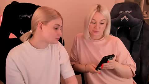 Nessie and Jessie online show from 03-06-25, 03:45