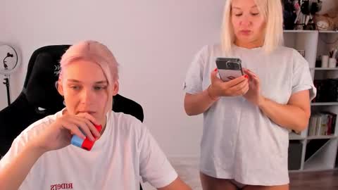 Nessie and Jessie online show from 09-18-25, 11:23