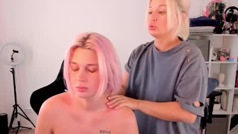 Nessie and Jessie online show from 10-10-25, 10:03