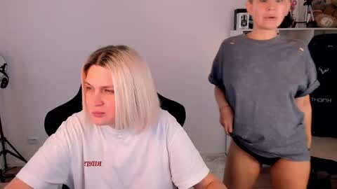 Nessie and Jessie online show from 12-21-25, 11:06