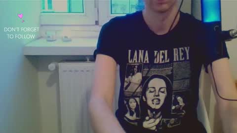 Snapshot of houdenni chatting on 02-04-25, 06:25 twinkie online show from 02-04-25, 06:25