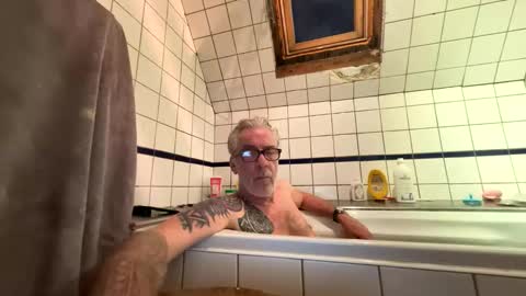 Snapshot of howishot chatting on 03-28-26, 06:40 Michiel online show from 03-28-26, 06:40
