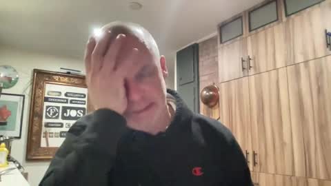 Snapshot of howlingatnothing chatting on 12-16-24, 11:07 howlingatnothing online show from 12-16-24, 11:07