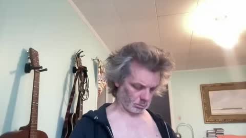 Snapshot of howlingatnothing chatting on 11-18-25, 12:53 howlingatnothing online show from 11-18-25, 12:53