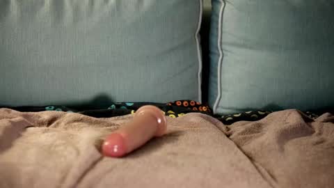 Snapshot of huckelberryfin chatting on 10-27-25, 02:43 HuckelBerry online show from 10-27-25, 02:43