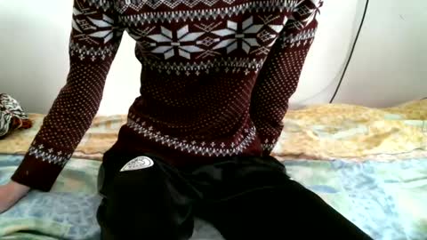 Snapshot of hug_me chatting on 12-18-24, 11:24 Keanu online show from 12-18-24, 11:24