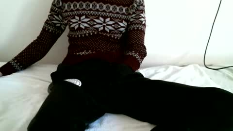 Snapshot of hug_me chatting on 02-20-25, 01:30 Keanu online show from 02-20-25, 01:30