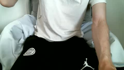 Snapshot of hug_me chatting on 10-09-25, 12:58 Keanu online show from 10-09-25, 12:58