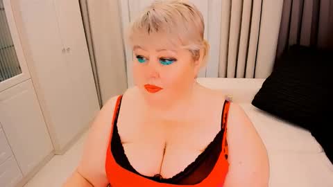 Snapshot of huge_booobs chatting on 01-12-26, 08:03 milli online show from 01-12-26, 08:03