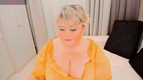 Snapshot of huge_booobs chatting on 02-18-26, 08:27 milli online show from 02-18-26, 08:27