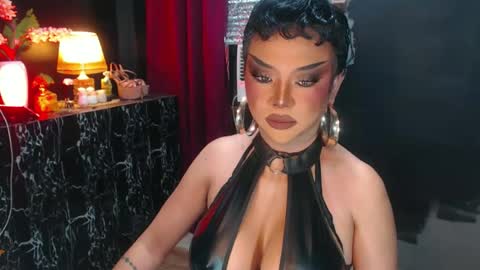 Snapshot of hugecockchristine chatting on 06-18-26, 01:06 Christine online show from 06-18-26, 01:06