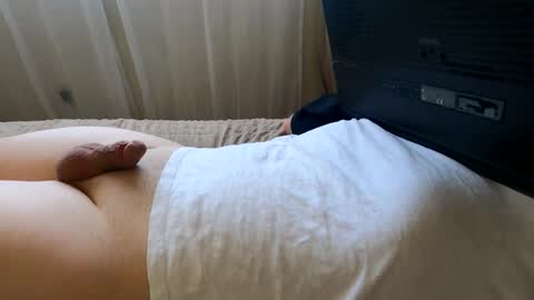 Snapshot of hugecumshots1 chatting on 10-20-25, 05:46 HugeCumshots online show from 10-20-25, 05:46